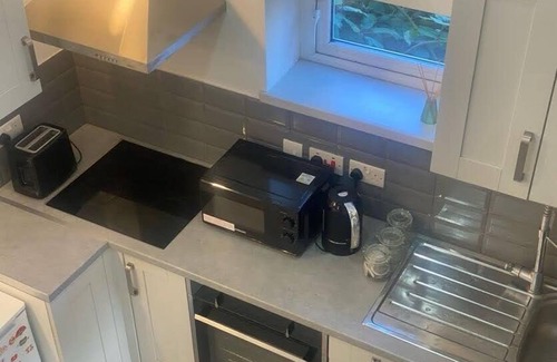 Ainley Top Apartment | HD Haven – Stylish Canal-Side Suite