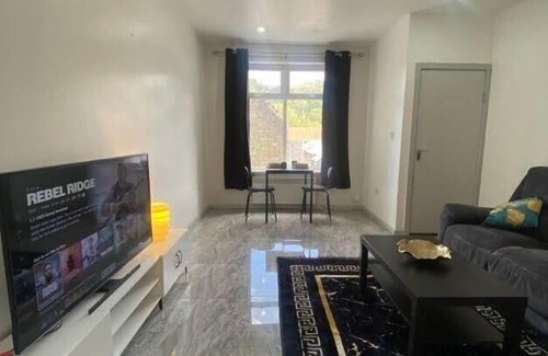 Ainley Top Apartment | HD Haven – Stylish Canal-Side Suite