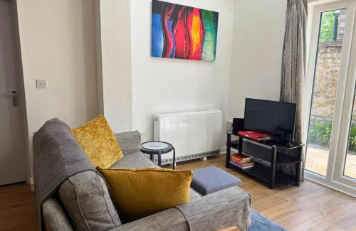 Headington Apartment | Headington, Oxford, an ENTIRE 2bed, free Wi-Fi, free parking