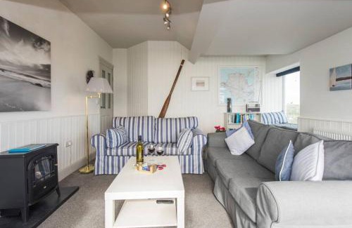 Trearddur Bay House | HEADLANDS-2 BED-SEA VIEW APARTMENT-TREARDDUR BAY