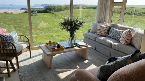 Harlyn House | Headlands- Stylish Oceanfront Property on Harlyn Bay
