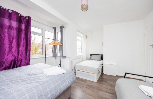 Broad Green House | HeadsonBed- Croydon 4Bedrooms with Parking for the Larger groups