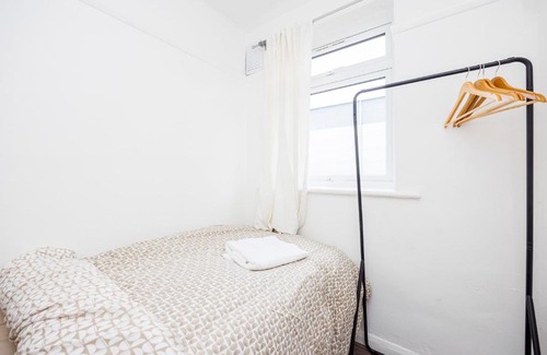 Broad Green House | HeadsonBed- Croydon 4Bedrooms with Parking for the Larger groups