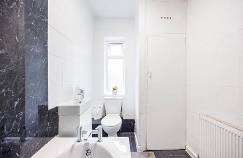 Broad Green House | HeadsonBed- Croydon 4Bedrooms with Parking for the Larger groups