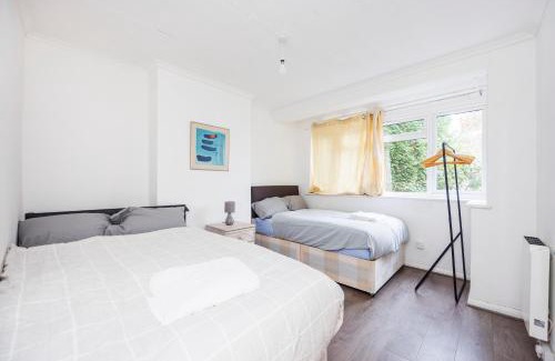 Broad Green House | HeadsonBed- Croydon 4Bedrooms with Parking for the Larger groups