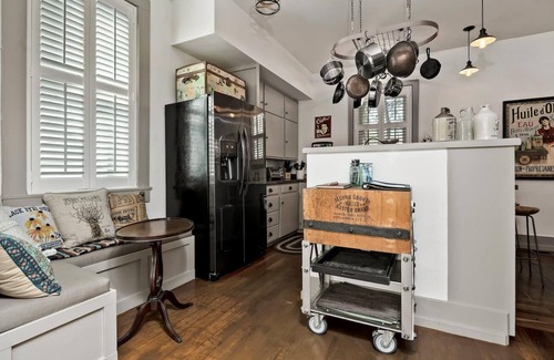 Healdsburg Cottage | Healdsburg Plaza Gem-Complimentary wine tasting at Croix included!