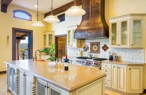 Geyserville House | Healdsburg Villa on a Vineyard with Amazing Poolside Sunsets
