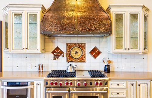 Geyserville House | Healdsburg Villa on a Vineyard with Amazing Poolside Sunsets