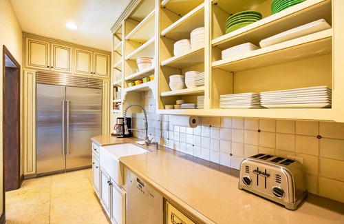 Geyserville House | Healdsburg Villa on a Vineyard with Amazing Poolside Sunsets
