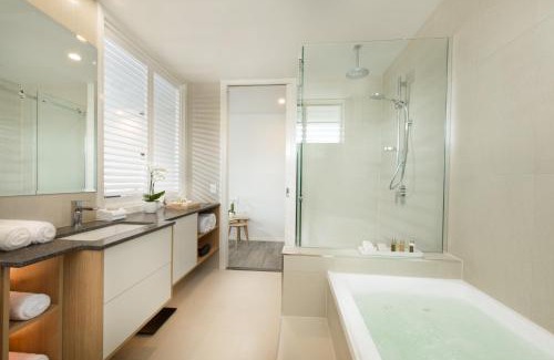 Airlie Beach Hotel | Heart Hotel and Gallery Whitsundays