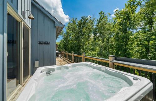Sevierville House | Heart Lake Cabin - Hot Tub & Game Room
