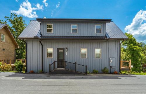 Sevierville House | Heart Lake Cabin - Hot Tub & Game Room