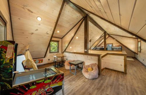 Sevierville House | Heart Lake Cabin - Hot Tub & Game Room