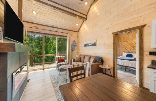Sevierville House | Heart Lake Cabin - Hot Tub & Game Room