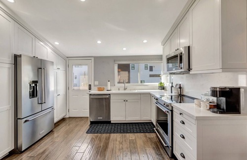 Corona del Mar House | Heart of Corona Del Mar! 10 minute walk to the beach/Steps to downtown!