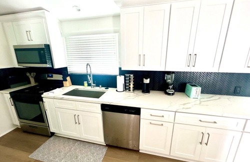 Corona del Mar House | Heart of Corona Del Mar! Chic Bungalow! 10 minute walk to the beach/Steps to downtown!