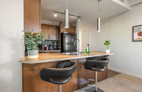 Victoria Park Apartment | Heart of Downtown | 2Bed 2Bath | Free Parking | AC