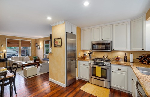 Healdsburg Cottage | Heart of Healdsburg | Complimentary wine tasting at Croix Estate included!