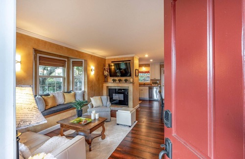 Healdsburg Cottage | Heart of Healdsburg | Complimentary wine tasting at Croix Estate included!