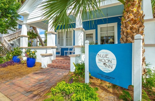 Historic Downtown Apalachicola Cottage | Heart of Historic Apalachicola, Nostalgic Florida “Blue Moon Cottage ”