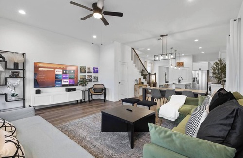 Northside House | Heart of Houston | 4BR I Free Parking | Sleeps 10