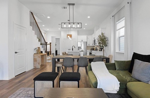 Northside House | Heart of Houston | 4BR I Free Parking | Sleeps 10