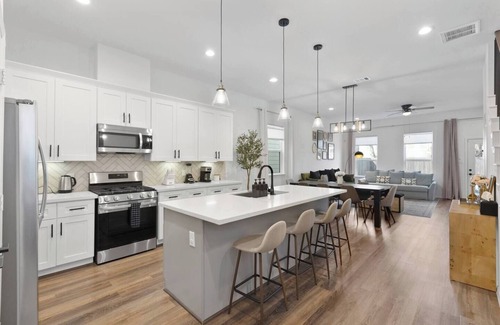 Northside House | Heart of Houston | 4BR I Free Parking | Sleeps 10