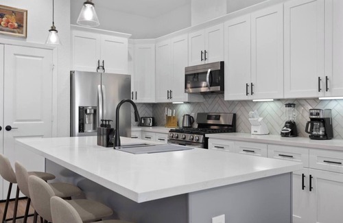 Northside House | Heart of Houston | 4BR I Free Parking | Sleeps 10