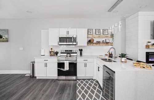 Mapleton/Fall Creek House | Heart of Indy | Sleeps 6 | Modern Home