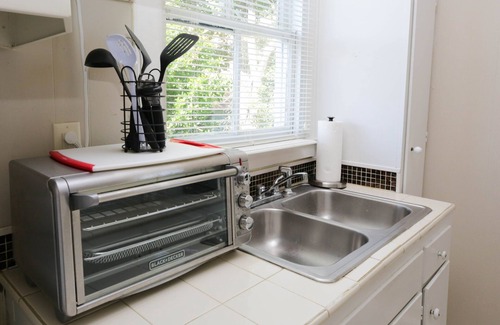 Downtown Apartment | Heart of North Hill: Pensacola Downtown, Beach!