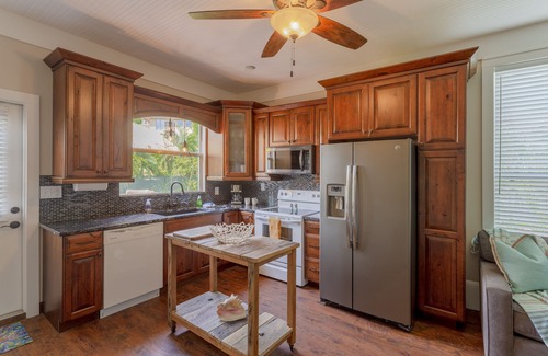 Ozona Apartment | Heart Of Ozona. Bikes Included. Pinellas Trail. Local Seafood and Shops.