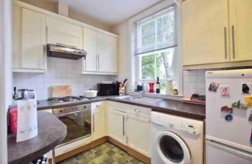 South Richmond Apartment | Heart of Richmond. Free parking 5min to River and station