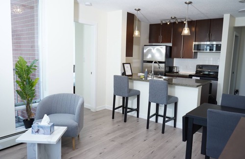 Crosstown Apartment | Heart of the City/Free Parking | Pool | HotTub