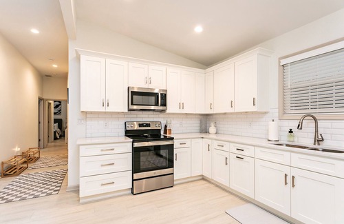 Cherokee Triangle House | Heart of The Highlands | 5BR 4BA w/HotTub +Parking