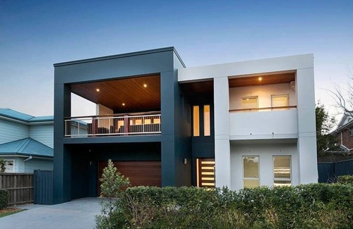 Shellharbour House | Heart of the Village - Walk to the Waters Edge