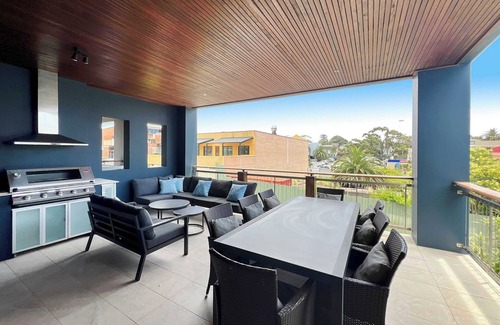 Shellharbour House | Heart of the Village - Walk to the Waters Edge