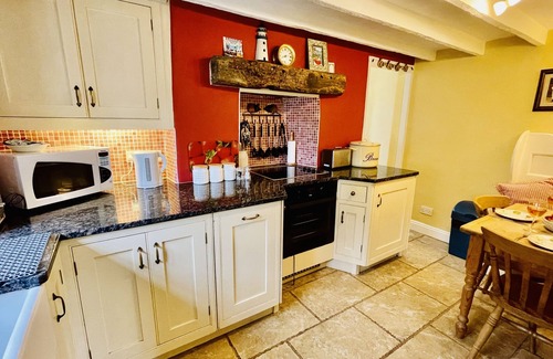 Dittisham Cottage | Heart of the village, amazing gardens, glorious views and brimming with character