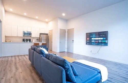 Downtown Vancouver Apartment | Heart of Vancouver Modern Loft w/ King & Queen Bed