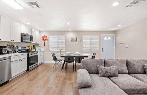 Westmont House | Heartwarming Family Stay 10 Min Walk to Pomona Valley Hospital