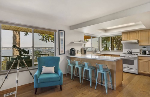 Bells Beach House | Heated Deck! Whale Watching! Stunning Views 3 bed Dog Friendly Home w/Hot Tub ADA