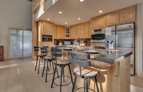 North Upper Truckee House | Heated Indoor Pool, Arcade, Skeeball, Sauna, Foosball, Pool Table, Spa, Grill – Heavenly Escape