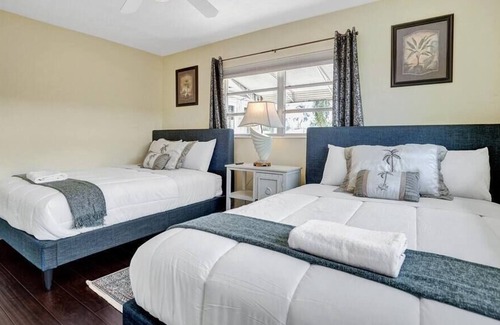 Garden Isles Villa | Heated Jacuzzi &Pool~Waterfront Villa By Beach