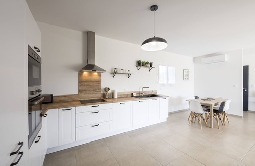 Saint-Saturnin-les-Apt Villa | Heated pool villa
