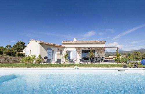 Saint-Saturnin-les-Apt Villa | Heated pool villa