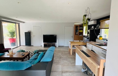 Roquefort-la-Bedoule Apartment | Heated pool in the vineyards