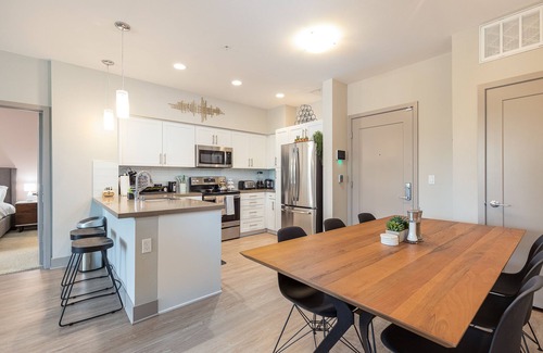 Fullerton Apartment | ⚜Heated Pool ⚜ 2King Bed ⚜ 100MB Wifi ⚜ Keurig⚜W/D