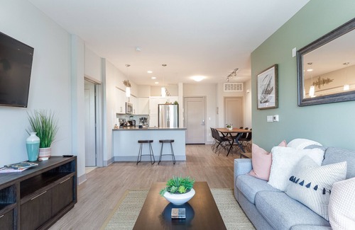 Fullerton Apartment | ⚜Heated Pool ⚜ 2King Bed ⚜ 100MB Wifi ⚜ Keurig⚜W/D