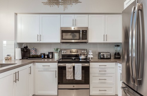 Fullerton Apartment | ⚜Heated Pool ⚜ 2King Bed ⚜ 100MB Wifi ⚜ Keurig⚜W/D