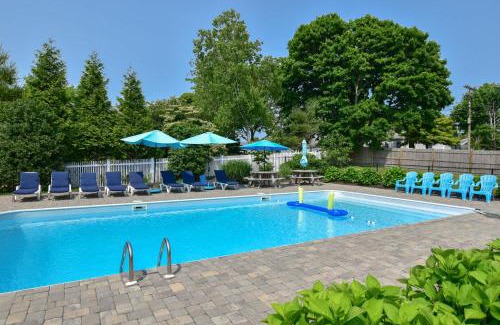 South Harwich House | Heated Pool AC 1 2 Mile to Beach