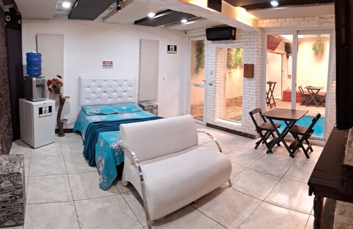 Zona Leste House | Heated pool and fireplace for couples